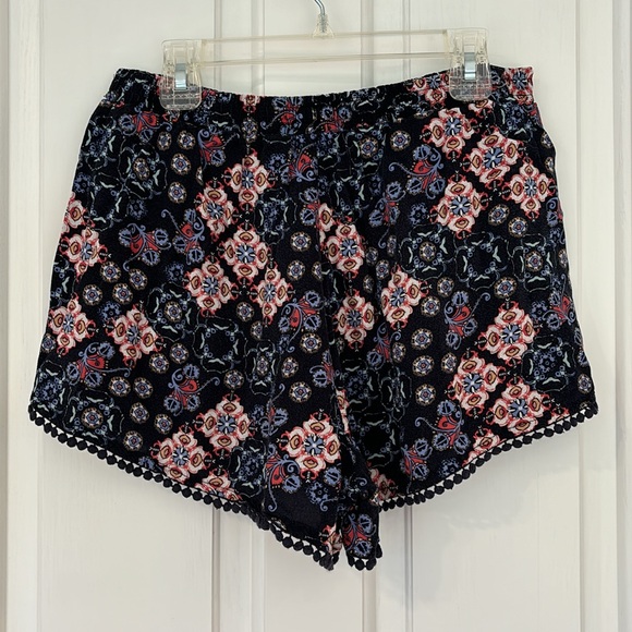 Geometric Print On Black Loose Flowy Comfy Pull On Shorts with Pom Pom Like Trim - Picture 4 of 10